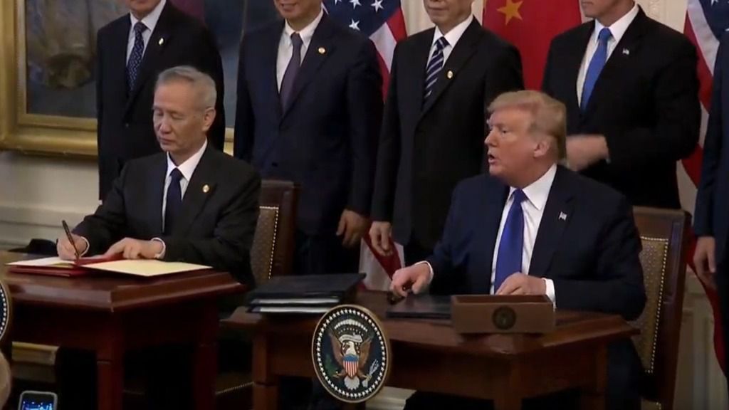 Firma de la 'Fase 1' del acuerdo comercial entre Estados Unidos y China. En la foto, el presidente de Estados Unidos, Donald Trump, y el vice primer ministro chino, Liu He