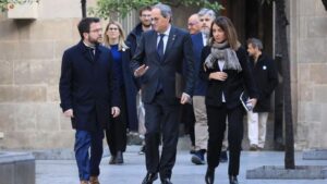 El presidente de la Generalitat, Quim Torra, junto al vicepresidente, Pere Aragonès, y la portavoz del Govern Meritxell Budó, al reunirse con representantes de JxCat, ERC, la CUP, ANC y Òmnium Cultural, en el Palau de la Generalitat