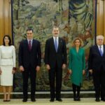 Foto de familia de las principales autoridades del Estado junto al Rey, tras la toma de posesión de Pedro Sánchez como presidente del Gobierno