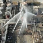 Imagen aérea de la extinción del incendio en la empresa química donde se produjo una explosión en La Canonja, en Tarragona