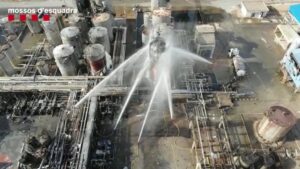 Imagen aérea de la extinción del incendio en la empresa química donde se produjo una explosión en La Canonja, en Tarragona