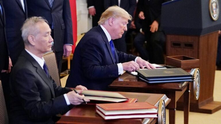 El presidente estadounidense, Donald Trump (drcha), y el viceprimer ministro chino, Liu He, firman el acuerdo comercial el 15 de enero de 2020 en Washington