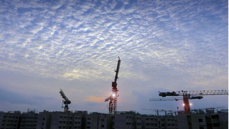 Gruas construccion Hipoteca vivienda casa edificio se vende se alquila