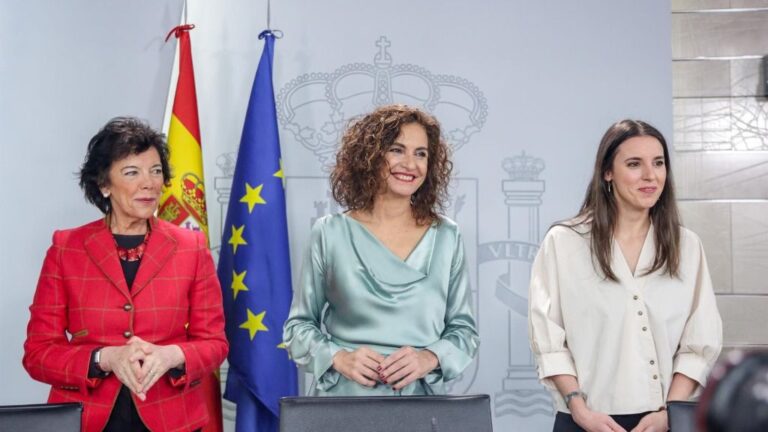 a ministra de Educación y Formación Profesional, Isabel Celaá; la ministra de Hacienda y portavoz del Gobierno, María Jesús Montero; y la ministra de Igualdad, Irene Montero