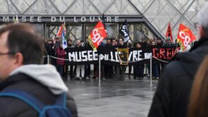 "Museo del Louvre en huelga", se lee en la pancarta de unos manifestantes el 17 de enero de 2020 en la pirámide de acceso parisina diseñada por Ieoh Ming Pei