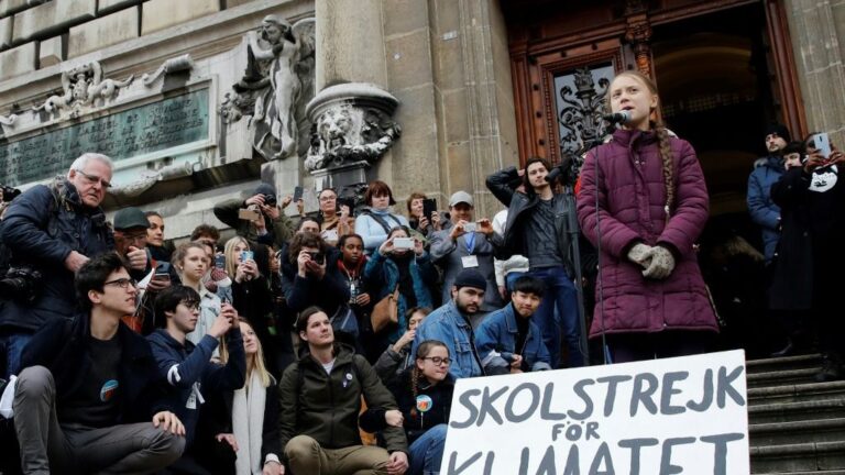 La activista climática sueca Greta Thunberg toma la palabra junto a una pancarta con el mensaje "Huelga escolar por el clima" el 17 de enero de 2020 en Lausana