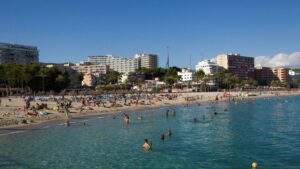 Unos turistas se bañan en la playa de Magaluf, en Calvià, en la isla española de Mallorca