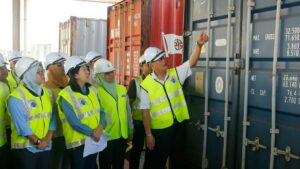 La ministra malaya de Medio Ambiente, Yeo Bee Yin (segunda desde la izquierda), y otros responsables inspeccionan un contenedor con desechos plásticos el 20 de enero de 2020 en Butterworth antes de reenviarlo a sus países de origen.