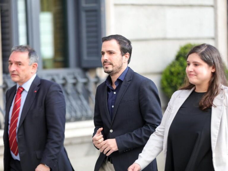 El secretario general del PCE y diputado de Unidas Podemos, Enrique Santiago (i) y el coordinador federal de Izquierda Unida (IU) y diputado de Unidas Podemos, Alberto Garzón