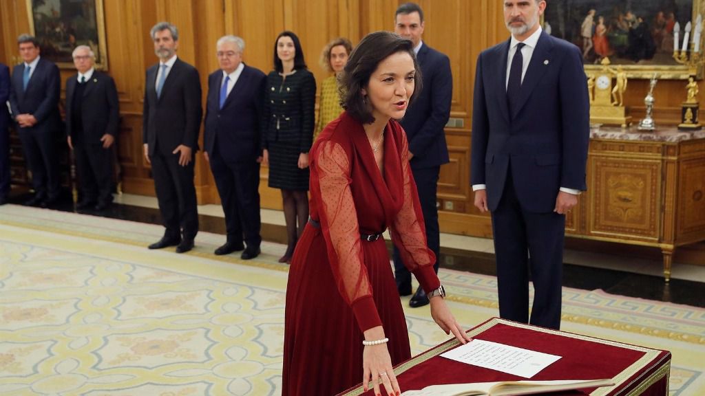 La ministra de Industria y Turismo, Reyes Maroto, jura o promete su cargo ante el Rey Felipe VI, en el acto de toma de posesión, en el Palacio de la Zarzuela de Madrid