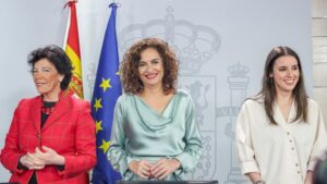 La ministra de Educación y Formación Profesional, Isabel Celaá; la ministra Portavoz y de Hacienda, María Jesús Montero; y la ministra de Igualdad, Irene Montero