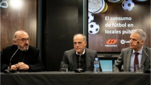 Los presidentes de Mediapro, Jaume Roures, y de LaLiga, Javier Tebas, en la presentación del estudio sobre consumo de fútbol en los bares