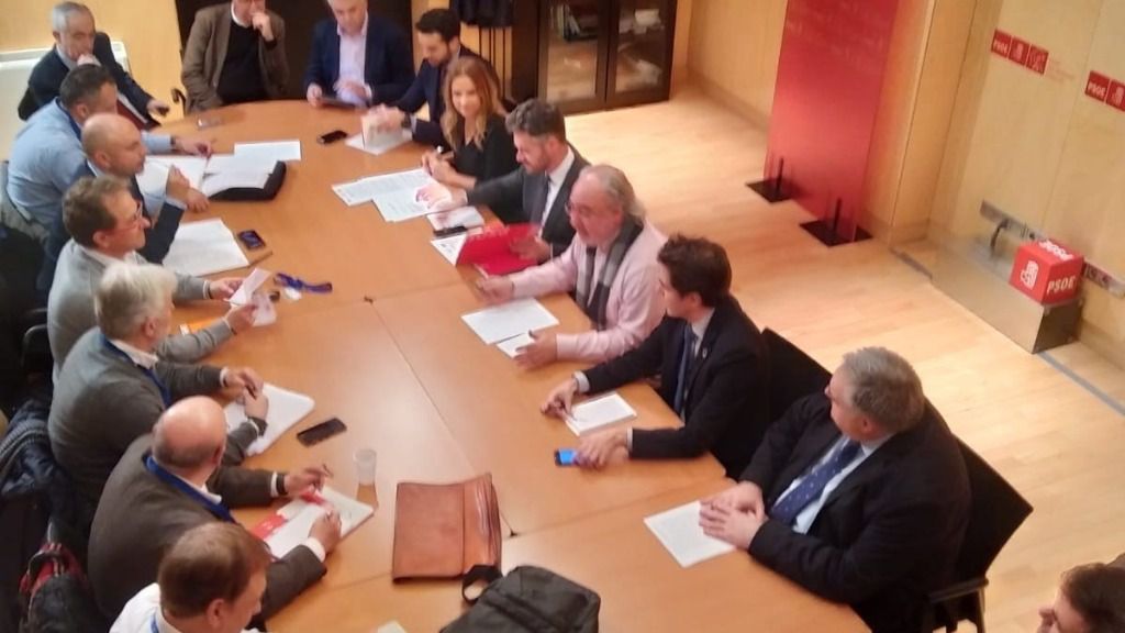 Reunión entre diputados del PSOE y representantes de los sindicatos de Industria de CC.OO. Y UGT en el Congreso