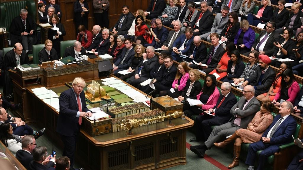 El primer ministro Boris Johnson habla ante los diputados británicos durante una sesión parlamentaria, el 22 de enero de 2020 en Londres