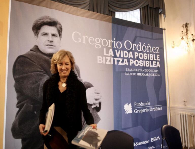 La viuda de Gregorio Ordóñez y presidenta de la 'Fundación Gregorio Ordóñez Fenollar', Ana Iribar, en la presentación de la exposición que conmemora el 25 aniversario del asesinato de su marido, por la organización terrorista ETA