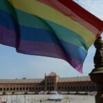 Bandera arcoiris izada en la Plaza de España de Sevilla con motivo del Día del Orgullo LGTBI
