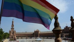 Bandera arcoiris izada en la Plaza de España de Sevilla con motivo del Día del Orgullo LGTBI