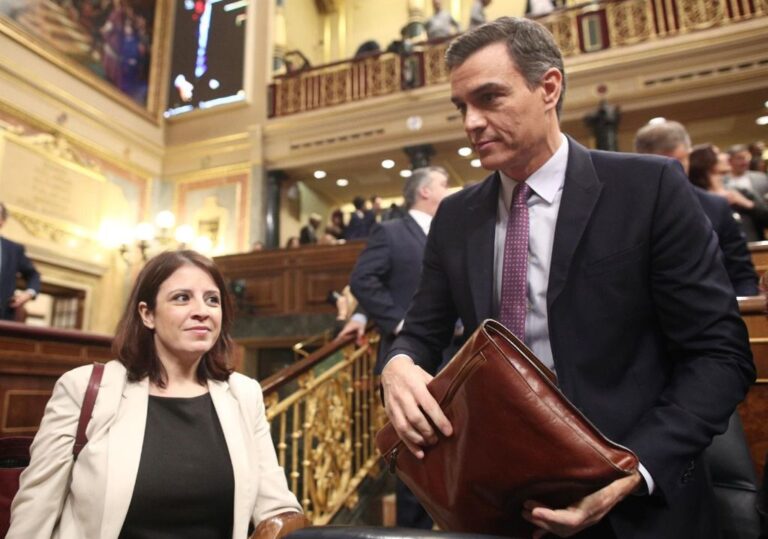 La portavoz del PSOE en el Congreso de los Diputados, Adriana Lastra, y el presidente de Gobierno en funciones, Pedro Sánchez