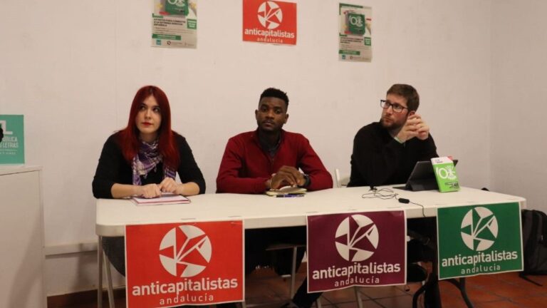 Miguel Urbán (dcha.) en la presentación de su libro en Córdoba, junto a Luzmarina Dorado y Sani Ladan