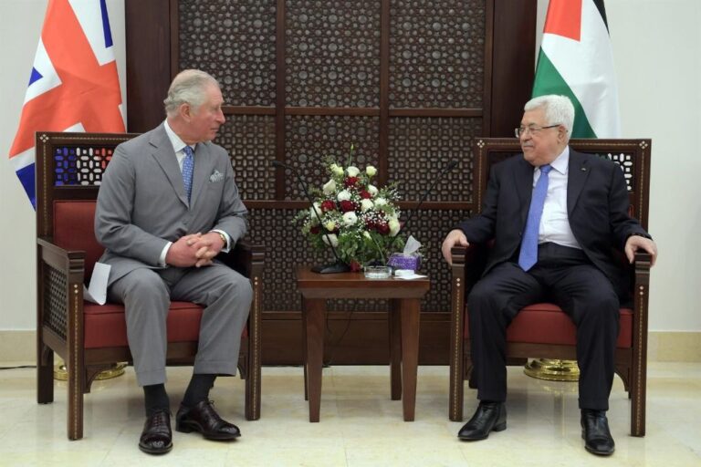 El presidente de la Autoridad Palestina, Mahmud Abbas, se reúne con el príncipe de Gales, Carlos de Inglaterra, en Belén