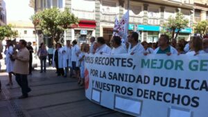 Un millar de sanitarios de los tres hospitales realizan una marcha de protesta hasta el Palacio de San Telmo en Sevilla