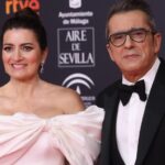 Los presentadores de la gala Andreu Buenafuente y Silvia Abril posa en la alfombra roja de la XXXIV edición de los Premios Goya