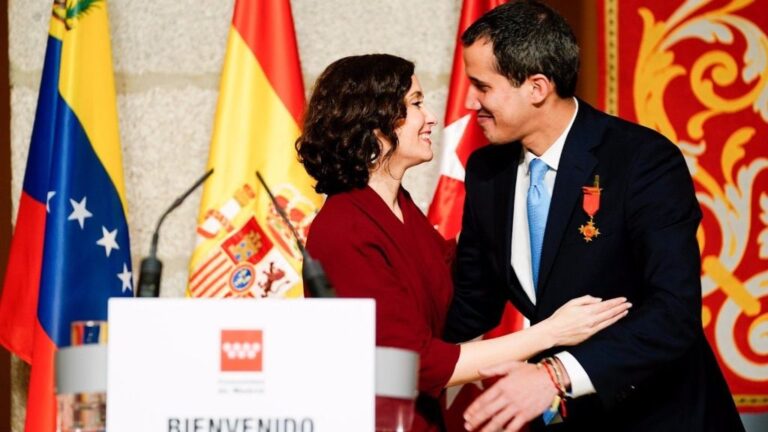 La presidenta de la Comunidad de Madrid, Isabel Díaz Ayuso, entrega la Medalla Internacional de la región al presidente de la Asamblea Nacional de Venezuela, Juan Guaidó