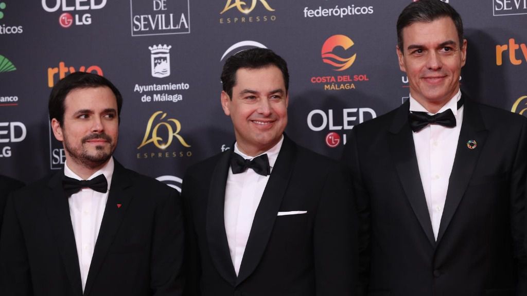 El presidente del Gobierno Pedro Sánchez (1d), el presidente de la Junta de Andalucía, Juanma Moreno (c), y el ministro de consumo, Alberto Garzón (1I), posa en la alfombra roja de la XXXIV edición de los Premios Goya, en Málaga