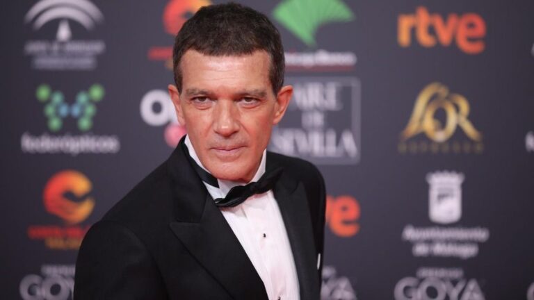 El actor Antonio Banderas, posa en la alfombra roja de la XXXIV edición de los Premios Goya