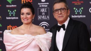 Los presentadores de la gala Andreu Buenafuente y Silvia Abril posa en la alfombra roja de la XXXIV edición de los Premios Goya