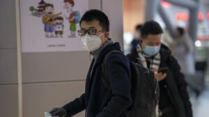 Imagen de un hombre con una marcarilla en medio del brote del coronavirus en China