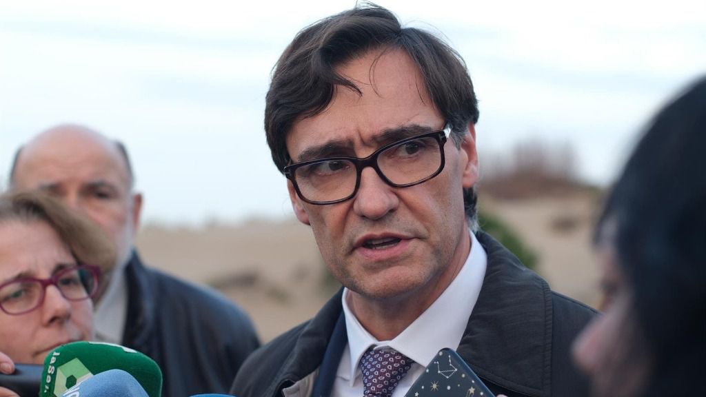 El ministro de Sanidad, Salvador Illa, ofrece declaraciones a los medios de comunicación durante su visita a Riumar (Tarragona), una zona del Delta del Ebro afectada por la borrasca 'Gloria'