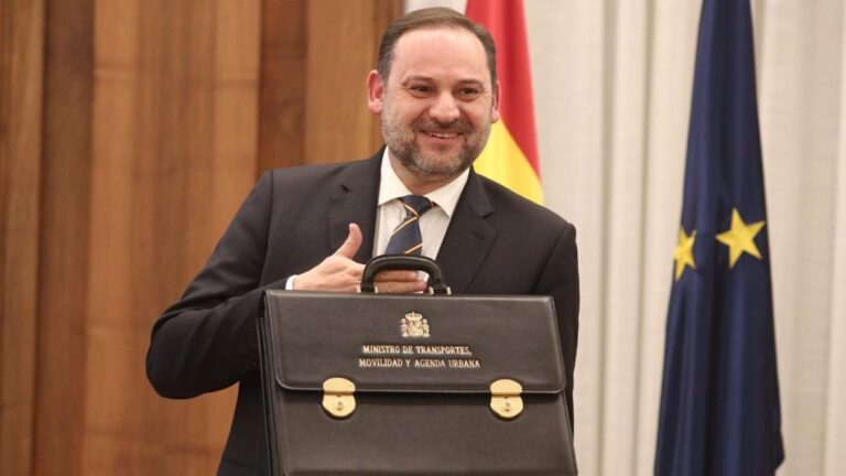 José Luis Ábalos posa con la cartera del nuevo Ministerio de Transportes, Movilidad y Agenda Urbana