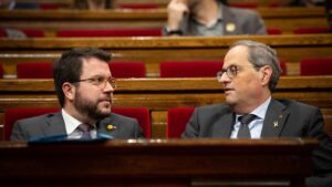 El vicepresidente de la Generalitat, Pere Aragonès, y el presidente de la Generalitat, Quim Torra, durante una sesión plenaria del Parlament