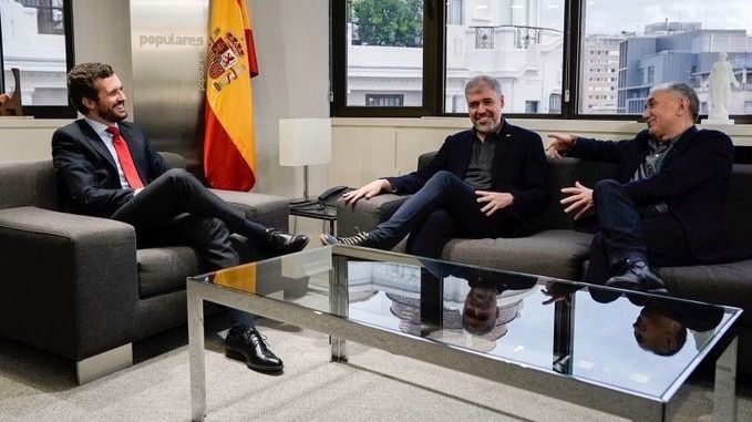 El presidente del PP, Pablo Casado, junto a los secretarios generales de UGT, José María Álvarez, y de CCOO, Unai Sordo