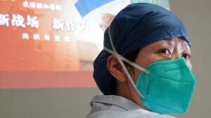 La médico respiratoria Zhou Qiong, que se ha incorporado a un grupo médico para luchar contra el brote de la neumonía causada por un nuevo tipo de coronavirus