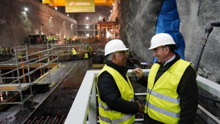 El presidente de Iberdrola, Ignacio Sánchez Galán, y el primer ministro de Portugal, Antonio Costa, visitando el proyecto de la compañía en Portugal