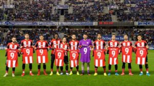 El Athletic Club posa con la camiseta de Williams en apoyo a la lucha contra el racismo