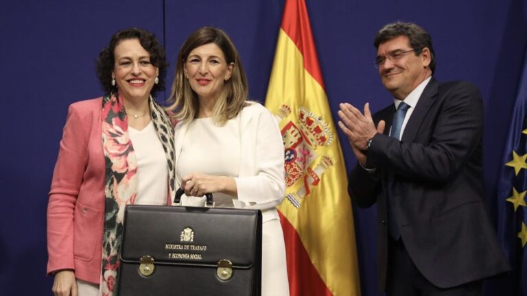 La exministra de Trabajo, Magdalena Valerio (izq), posa junto a la nueva ministra de Trabajo, Yolanda Díaz (centro) y el nuevo ministro de Inclusión, Seguridad Social y Migraciones, José Luis Escrivá (dcha)