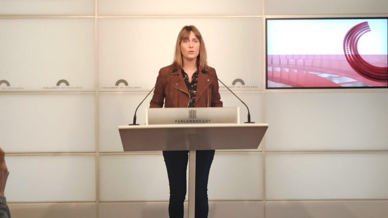 Jéssica Albiach (comuns) en rueda de prensa en el Parlament