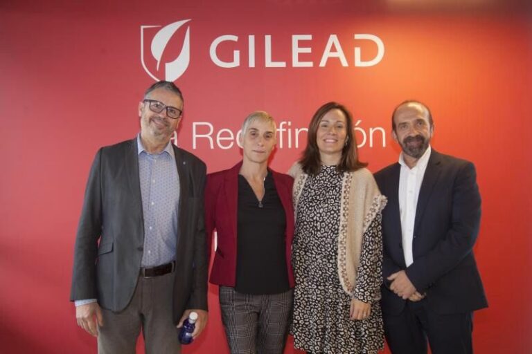 De izquierda a derecha: Dr. Josep María Llibre, del Hospital Universitario Germans Trias i Pujol de Badalona; Dra. María José Fuster, de SEISIDA; Amaya Echevarría, Executive Director de la Unidad de Negocio de VIH de Gilead España; Dr. Santiago Moreno, de