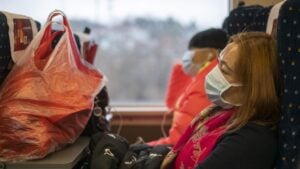 Una mujer con mascarilla para protegerse del brote del nuevo coronavirus