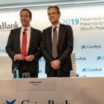 El presidente de CaixaBank, Jordi Gual, y el consejero delegado, Gonzalo Gortázar