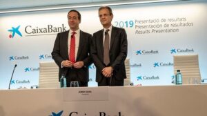 El presidente de CaixaBank, Jordi Gual, y el consejero delegado, Gonzalo Gortázar