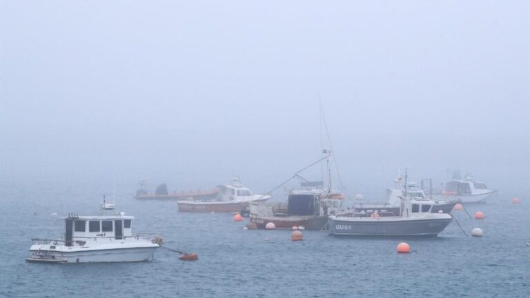 Barcos en el puerto de Guernsey, Reino Unido