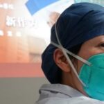 La médico respiratoria Zhou Qiong, que se ha incorporado a un grupo médico para luchar contra el brote de la neumonía causada por un nuevo tipo de coronavirus