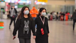 Dos mujeres asiáticas en el aeropuerto de Moscú