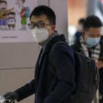 Imagen de un hombre con una marcarilla en medio del brote del coronavirus en China