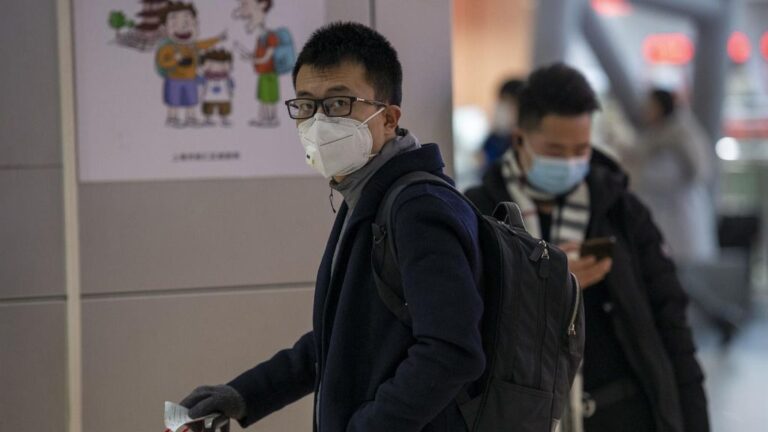 Imagen de un hombre con una marcarilla en medio del brote del coronavirus en China