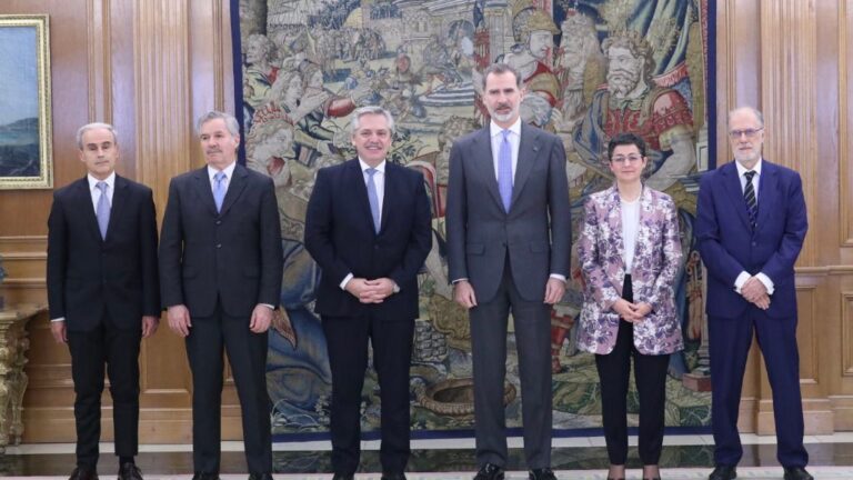 Alberto Fernández, Felipe VI y Arancha González Laya